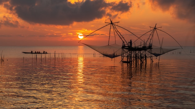 Ciel De Lever Du Soleil Avec Pêcheur Sur épuisette Carrée Et