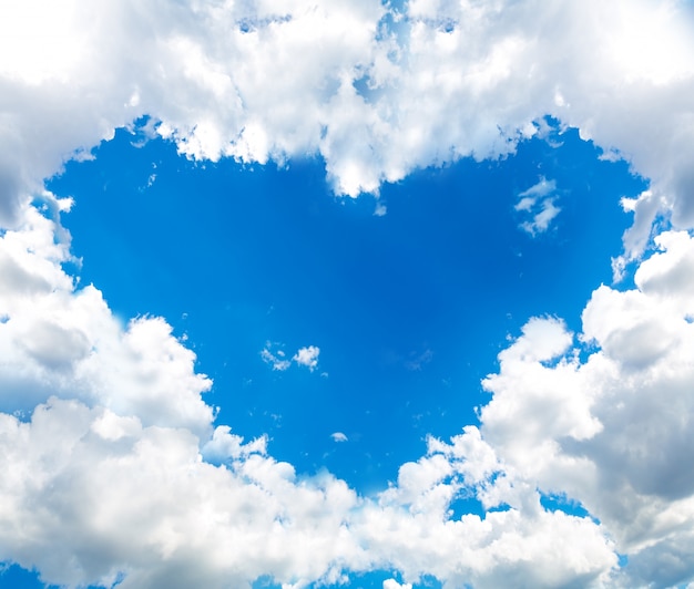 Ciel Avec Des Nuages formant Un Coeur | Photo Gratuite