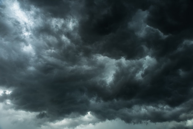 Ciel Sombre Et Nuages Noirs Nuages Orageux Dramatiques Avant La Pluie Photo Premium