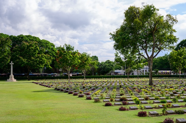 Cimetière de guerre de kanchanaburi (don rak), seconde guerre mondiale, près du chemin de fer de la mort, dans la province de kanchanaburi, en thaïlande Photo Premium