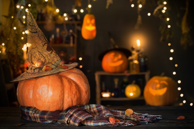 Citrouilles D'halloween Sur La Vieille Table En Bois Sur ...