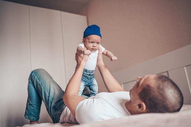 Close Up Portrait Of Happy Young Papa Pere Tenant Son Bebe En Jeans Et T Shirt