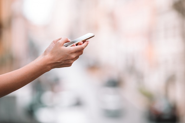 Closeup, femme, mains, tenue, téléphone portable, dehors, rue, femme, utilisation, mobile, smartphone, Photo Premium
