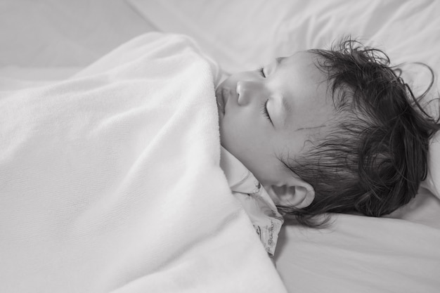 Closeup Malade Enfant Dormir Sur Un Lit D'hôpital Texturé Fond Noir Et ...