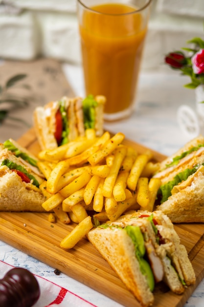 Club Sandwich Servi Avec Frites Et Boisson Gazeuse, Mayonnaise, Ketchup ...