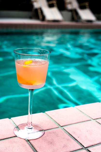 Cocktail Au Bord De La Piscine Photo Gratuite