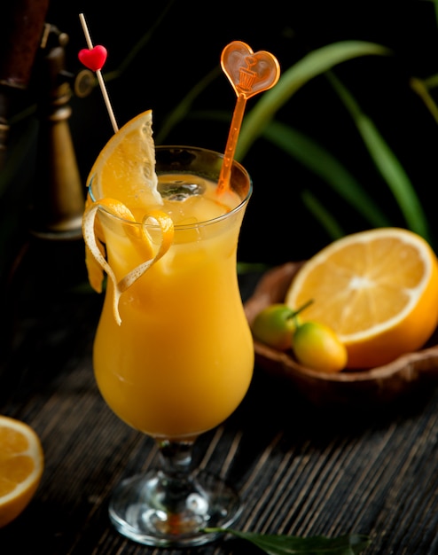 Cocktail De Jus D'orange Frais Sur La Table | Photo Gratuite