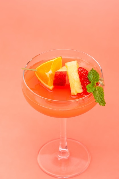 Cocktail de punch aux fruits colorés dans un verre coupé Photo Premium
