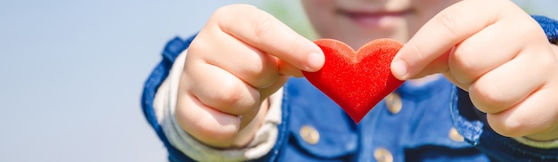 Le Coeur Est Entre Les Mains De L enfant Mise Au Point Sélective