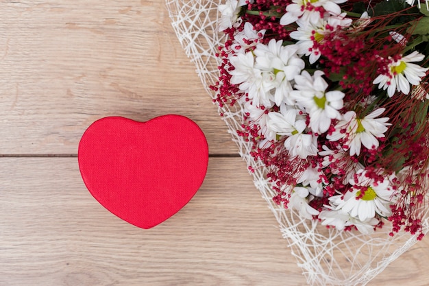 Coffret Cadeau En Forme De Coeur Avec Bouquet De Fleurs