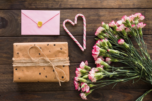 Coffret Cadeau Près De Bouquet De Fleurs Enveloppe Et