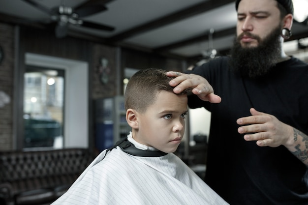 Coiffeur Enfants Coupe Petit Garcon Contre Un Noir Photo Gratuite