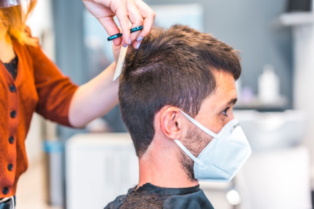 Coiffeurs Après La Pandémie De Coronavirus. Coiffeur Avec ...