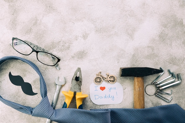 Collection d'instruments près de la moustache décorative avec je t'aime mots papa et une cravate Photo gratuit
