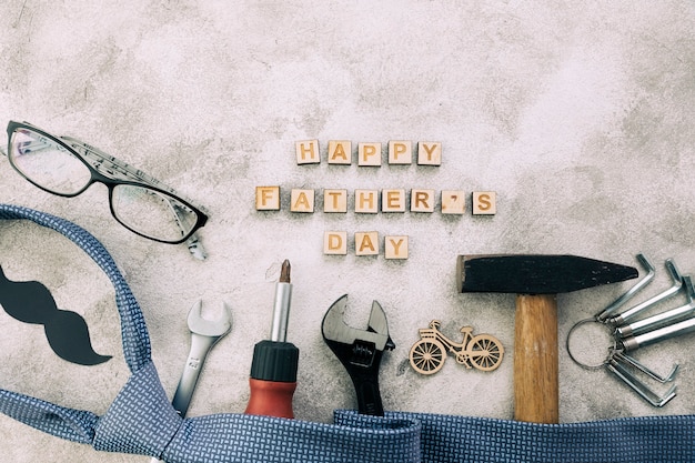 Collection d'instruments près de moustache décorative avec mots de la fête des pères et une cravate Photo gratuit
