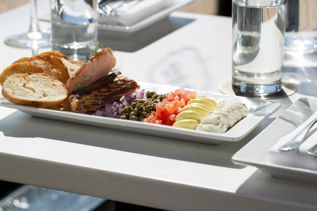 Colloction avec salade et pain Photo Premium