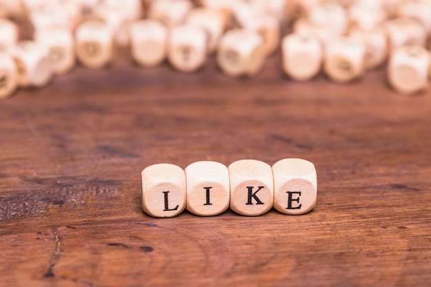 Comme un message composé de cubes disposés sur le bureau Photo gratuit