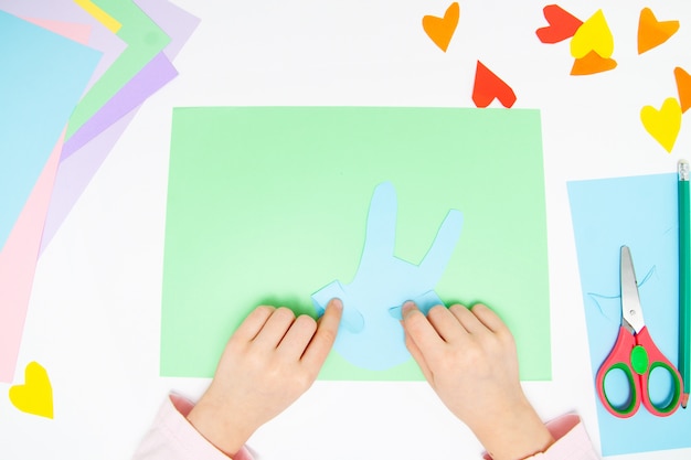 Comment faire du lapin en papier pour les salutations de pâques et le plaisir Photo Premium