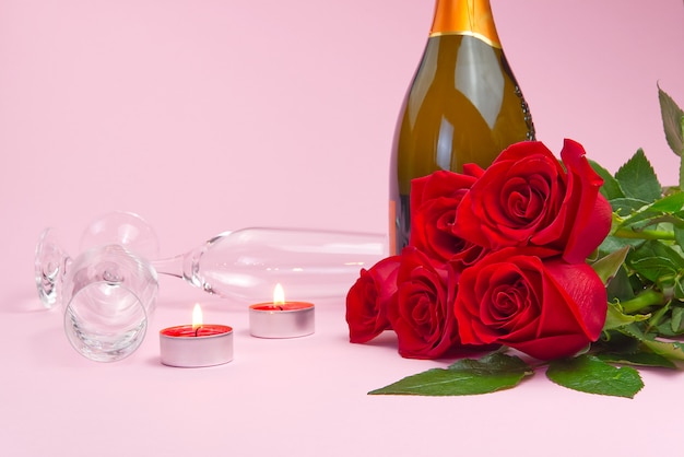 Une Composition D Un Beau Bouquet De Roses De Bougies De Verres Et D Une Bouteille De Champagne Cree Une Carte Romantique Le Concept De La Saint Valentin Fete Des Meres 8 Mars Photo