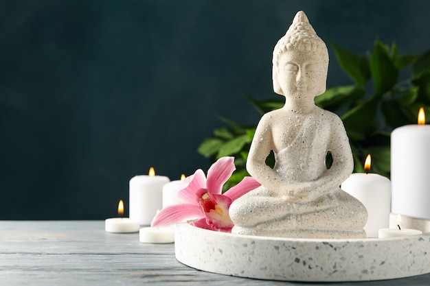 Composition Avec Bouddha Et Bougies Sur Table En Bois Concept Zen Photo Premium