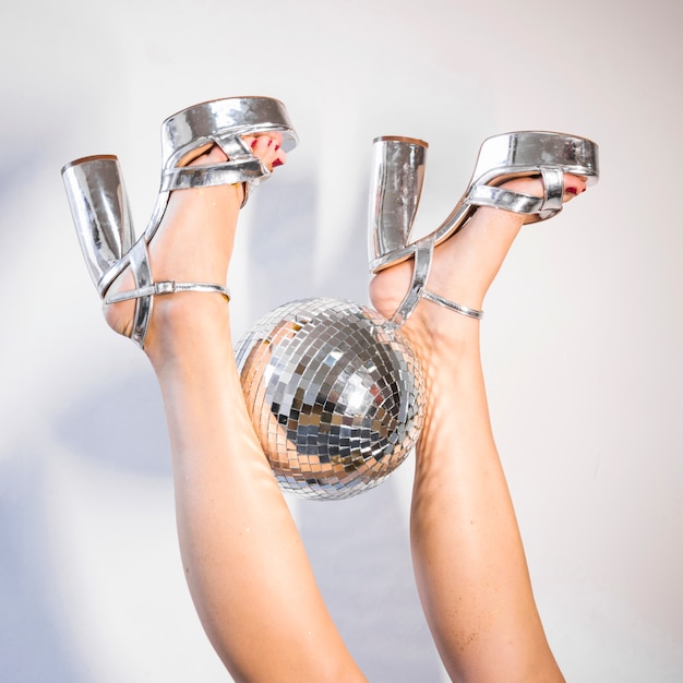 Composition disco des jambes et du ballon Photo gratuit