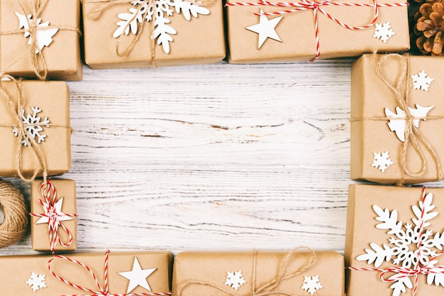 Composition Du Cadre Du Nouvel An Et De Noël. Coffrets Cadeaux De Noël Emballés à La Main Avec Décoration Sur Blanc Avec Fond Vide Pour Votre Texte. Vue De Dessus, Pose à Plat. Tonifié Photo Premium