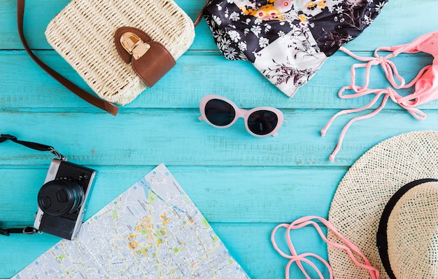 Composition estivale des objets de voyage Photo gratuit