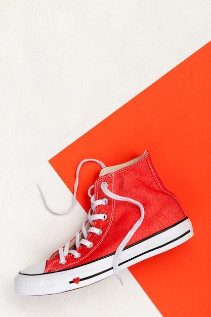 des baskets rouges
