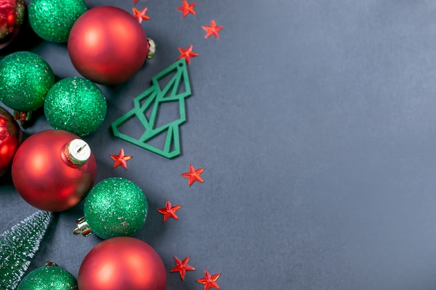 Composition De Noël Avec Des Boules De Noël Vertes Et Rouges
