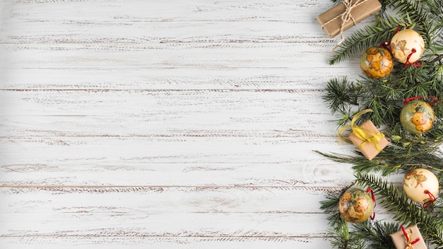 Composition de noël de branches avec des boules Photo gratuit