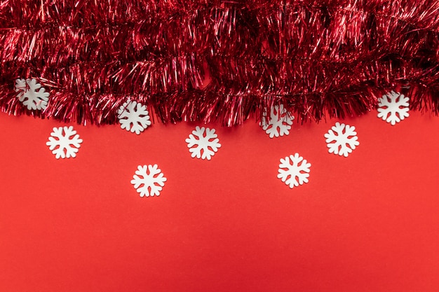 Composition De Noël Avec Des Guirlandes Rouges. Noël, Plat Poser, Vue De Dessus, Fond. Photo Premium