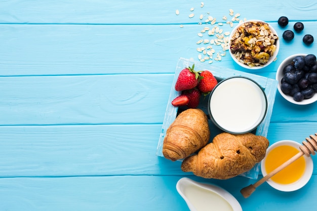 Composition de plat petit-déjeuner avec fond Photo gratuit