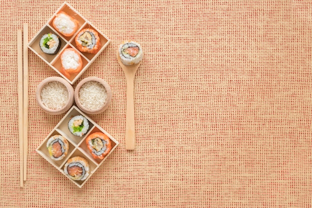 Composition de sushi laïque plat avec fond Photo gratuit
