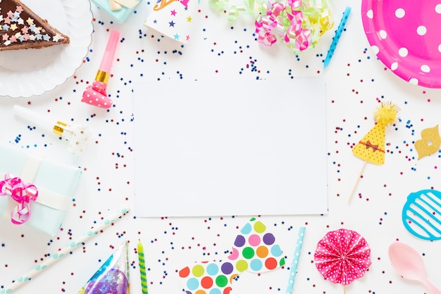 Composition de la vue de dessus des articles d'anniversaire de fête avec carte vide Photo gratuit