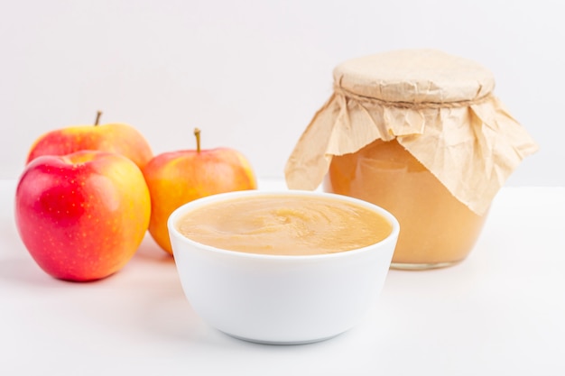 Compote De Pommes Maison Fraiche Dans Un Bol Blanc Et Un Pot Avec De La Puree