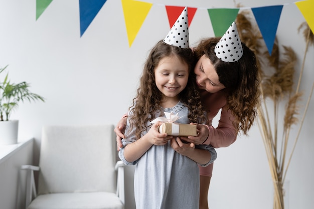 Concept D Anniversaire Jeune Maman Et Sa Belle Fille Sourient Photo Premium