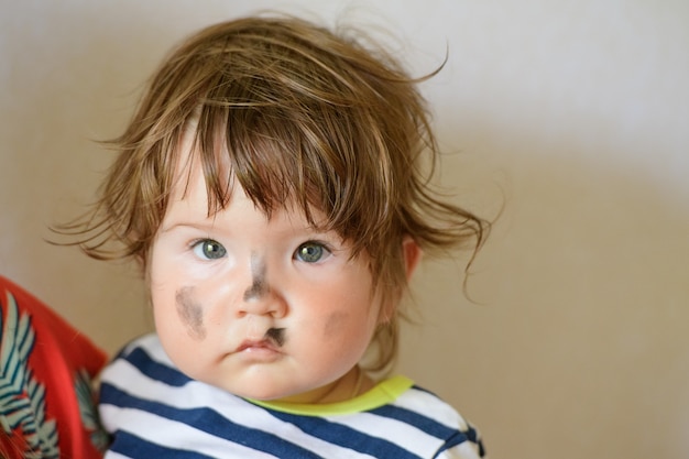 Concept De Bebe Et De Lavage Visage Tache Le Petit Enfant S Est Sali N A Pas Suivi L Enfant Photo Premium Concept De Bebe Et De Lavage Visage Tache Le Petit Enfant S Est Sali N A Pas Suivi L Enfant Photo Premium