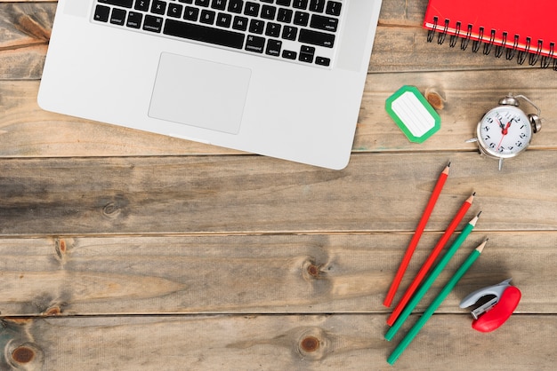 Concept de bureau minimaliste vue de dessus Photo gratuit