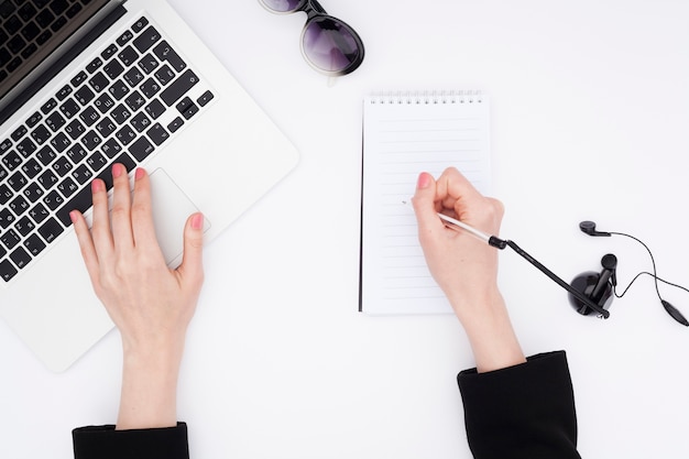 Concept de bureau vue de dessus avec les mains de la femme Photo gratuit