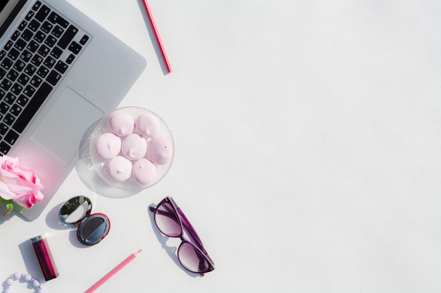 Concept de bureau vue de dessus avec ordinateur portable Photo gratuit