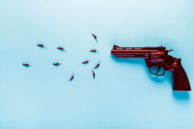Concept de cuisine mexicaine avec pistolet et petits piments Photo gratuit