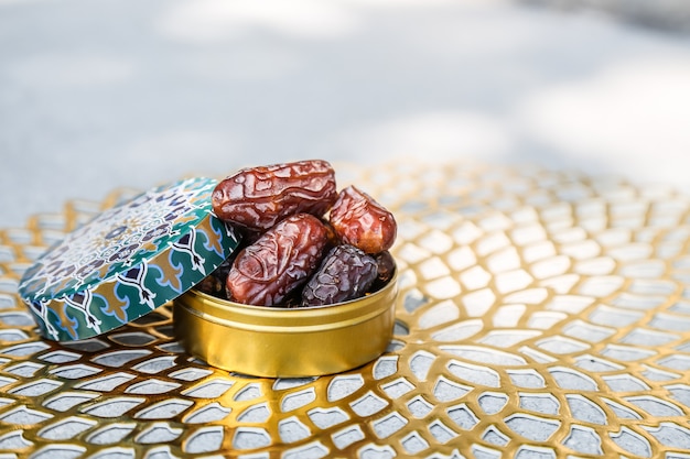 Concept du ramadan et quelques dates dans un conteneur à motif islamique Photo Premium