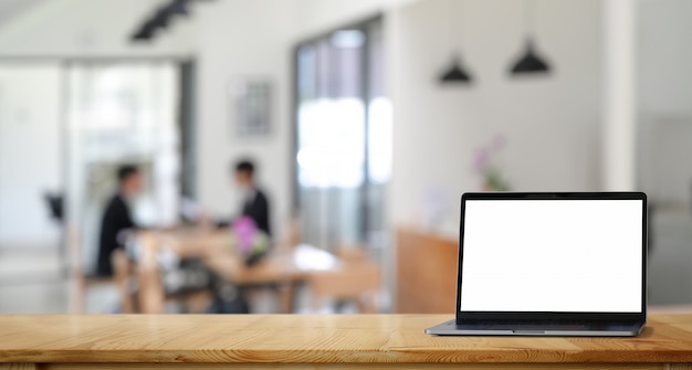 Concept De Lieu De Travail Maquette Ordinateur Portable A Ecran Blanc Au Bureau Loft Ou Fond Co Travail Photo Premium