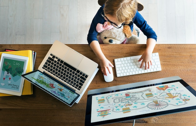 Concept en ligne de fille computer technology networknig connection Photo Premium