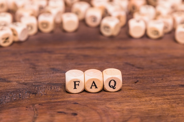 Concept de questions fréquemment posées à base de blocs de bois Photo gratuit