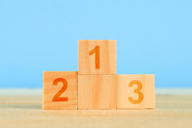 Concept de réalisation. podium en bois debout sur fond bleu. Photo Premium