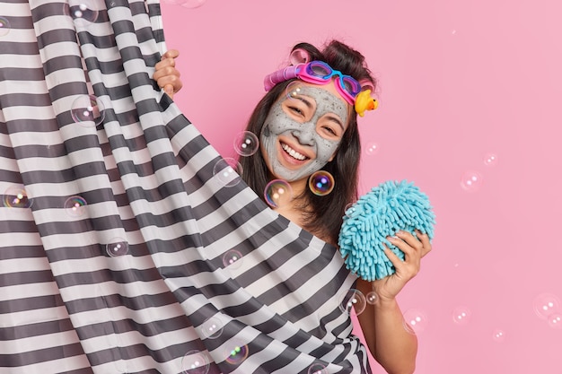 Concept De Temps De Beauté De Fraîcheur Sous La Douche Sourire Positif Femme Asiatique Incline