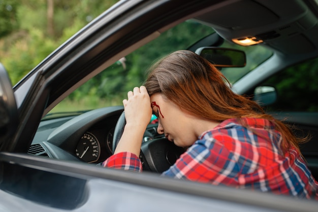 Conducteur Au Visage Ensanglant Assis Dans La Voiture Aprs Un