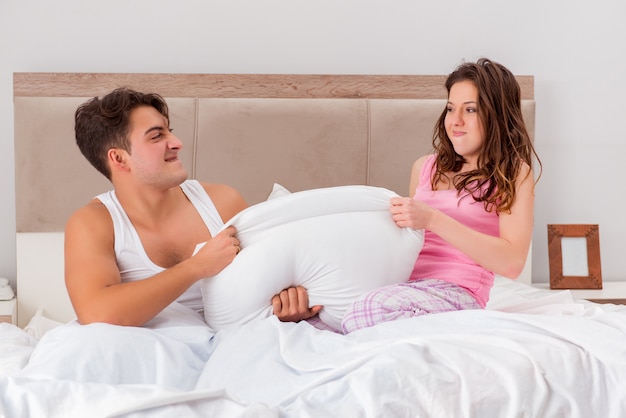 Conflit familial avec son mari au lit Photo Premium