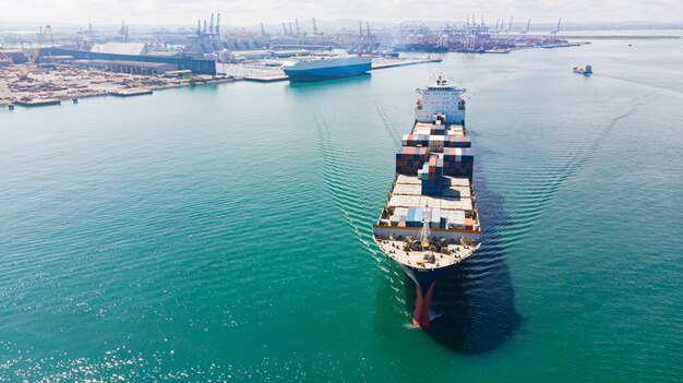 Conteneur dans le port de l'usine dans une zone industrielle pour l'importation, l'exportation dans le monde entier Photo Premium